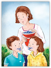 Disfrutando arándanos con mamá